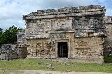 Chichen-Itza-an-old-Mayan-City,_DSC_5226_b_H600Px