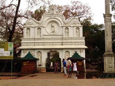 Anuradhapura,_Giritale,_DSC06019B_H600