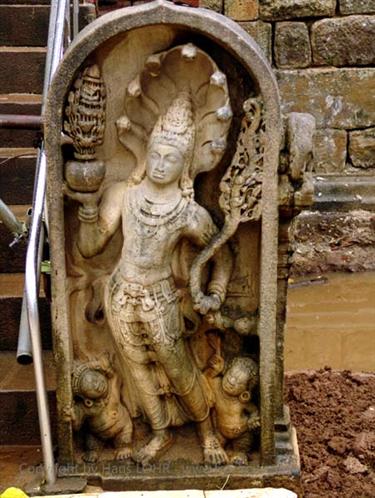 Anuradhapura,_Giritale,_DSC06022B_H600