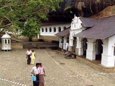 Dambulla_monastery,_Spicy-Farm,_Kandy,_DSC06313B_H600
