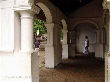 Dambulla_monastery,_Spicy-Farm,_Kandy,_DSC06314B_H600