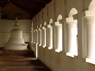 Dambulla_monastery,_Spicy-Farm,_Kandy,_DSC06317B_H600