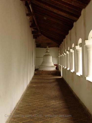Dambulla_monastery,_Spicy-Farm,_Kandy,_DSC06318B_H600