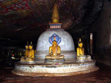 Dambulla_monastery,_Spicy-Farm,_Kandy,_DSC06334B_H600