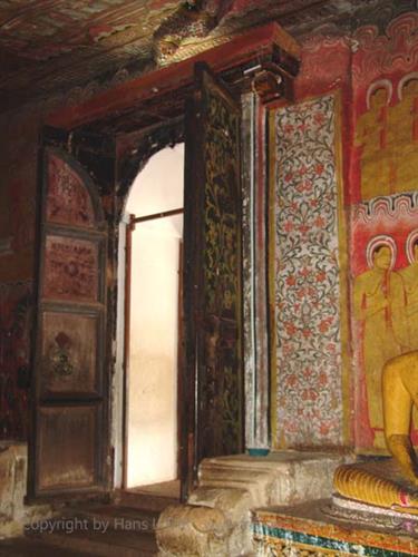Dambulla_monastery,_Spicy-Farm,_Kandy,_DSC06353B_H600