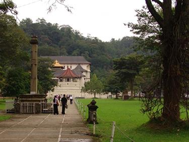 Kandy,_the_temple_of_the_holy_tooth,_DSC06601B_H600