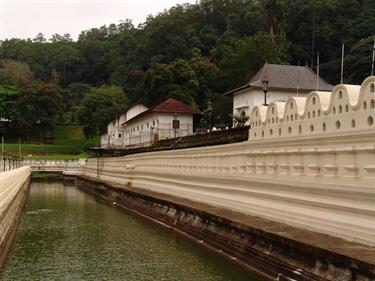Kandy,_the_temple_of_the_holy_tooth,_DSC06606B_H600