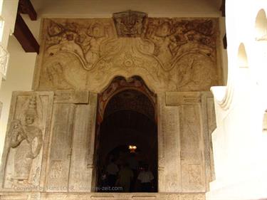 Kandy,_the_temple_of_the_holy_tooth,_DSC06607B_H600
