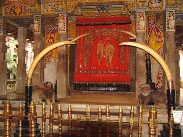 Kandy,_the_temple_of_the_holy_tooth,_DSC06610B_H600