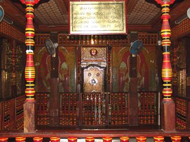 Kandy,_the_temple_of_the_holy_tooth,_DSC06612B_H600