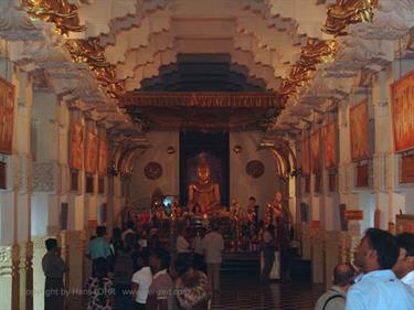 Kandy,_the_temple_of_the_holy_tooth,_DSC06621B_H600