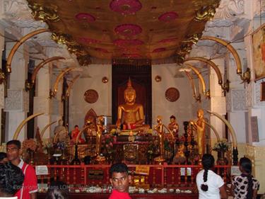 Kandy,_the_temple_of_the_holy_tooth,_DSC06624B_H600