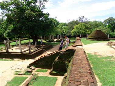 Polonnaruwa,_Minnerya_Watertank,_DSC06104B_H600