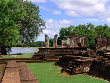Polonnaruwa,_Minnerya_Watertank,_DSC06110B_H600