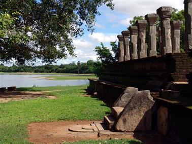 Polonnaruwa,_Minnerya_Watertank,_DSC06113B_H600