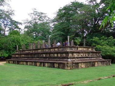 Polonnaruwa,_Minnerya_Watertank,_DSC06120B_H600