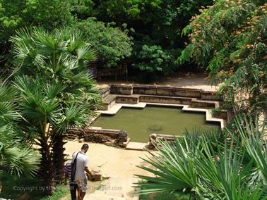 Polonnaruwa,_Minnerya_Watertank,_DSC06125B_H600