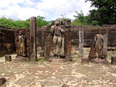 Polonnaruwa,_Minnerya_Watertank,_DSC06144B_H600