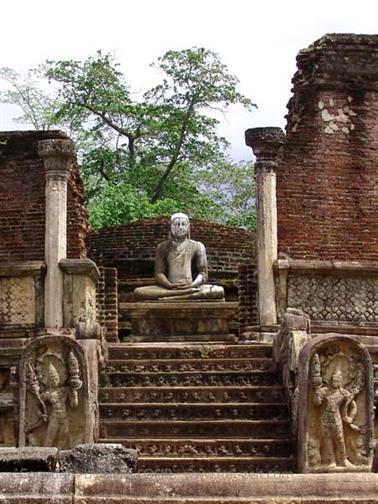 Polonnaruwa,_Minnerya_Watertank,_DSC06148C_H600