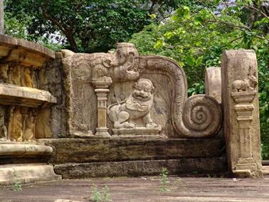 Polonnaruwa,_Minnerya_Watertank,_DSC06149B_H600