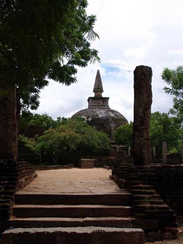 Polonnaruwa,_Minnerya_Watertank,_DSC06171B_H600