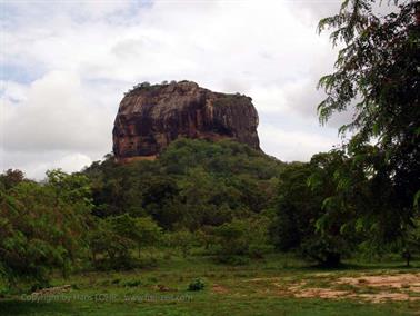 Sigirya-Rock,_Buddha_of_Aukana,_DSC06209B_H600