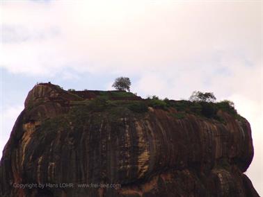 Sigirya-Rock,_Buddha_of_Aukana,_DSC06218B_H600