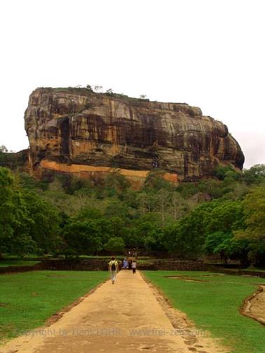 Sigirya-Rock,_Buddha_of_Aukana,_DSC06223B_H600