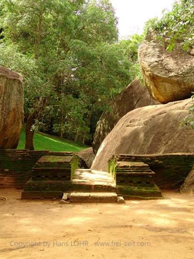 Sigirya-Rock,_Buddha_of_Aukana,_DSC06226B_H600