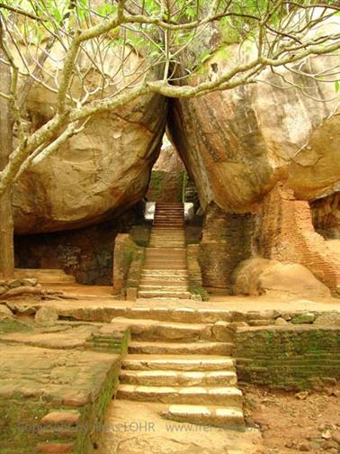 Sigirya-Rock,_Buddha_of_Aukana,_DSC06227B_H600