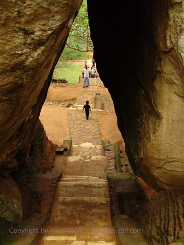 Sigirya-Rock,_Buddha_of_Aukana,_DSC06228B_H600
