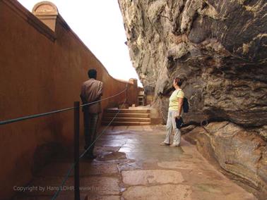 Sigirya-Rock,_Buddha_of_Aukana,_DSC06236B_H600
