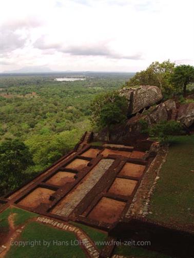 Sigirya-Rock,_Buddha_of_Aukana,_DSC06242B_H600