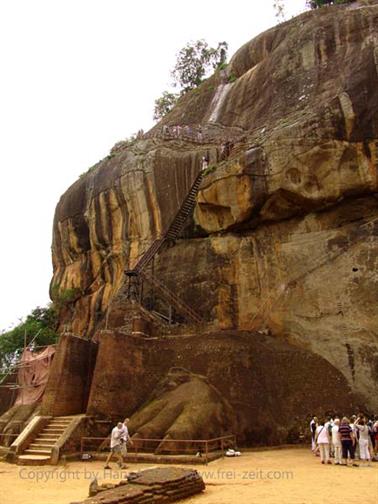 Sigirya-Rock,_Buddha_of_Aukana,_DSC06247B_H600