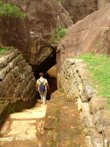 Sigirya-Rock,_Buddha_of_Aukana,_DSC06251B_H600