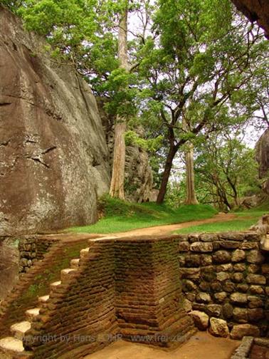 Sigirya-Rock,_Buddha_of_Aukana,_DSC06252B_H600