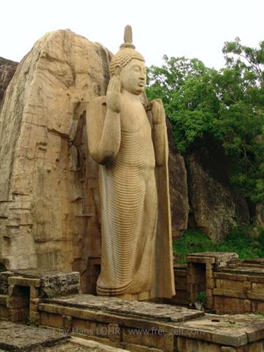Sigirya-Rock,_Buddha_of_Aukana,_DSC06270B_H600