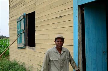 Tobacco-Farmer,_Pinar_del_Rio,_DSC_8849_b_H600