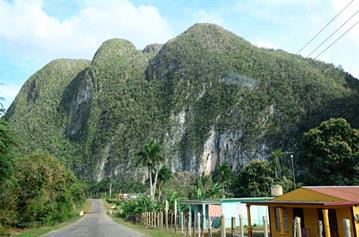 Vinales_Valley,_DSC_9061_b_H600