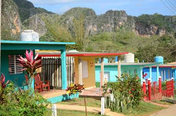 Vinales_Village,_DSC_8911_b_H600