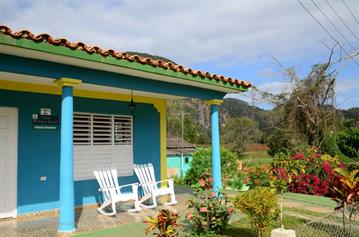 Vinales_Village,_DSC_8918_b_H600