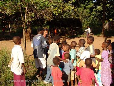 KENYA_2007,_Bob_and_his_village,_DSC04248H488