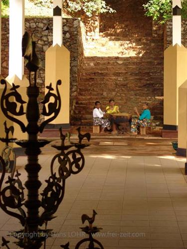 Dambulla_monastery,_Spicy-Farm,_Kandy,_DSC06294B_H600