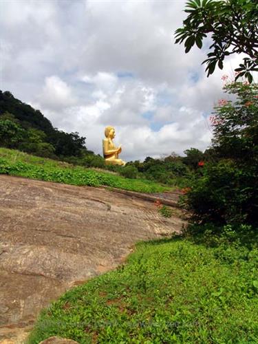 Dambulla_monastery,_Spicy-Farm,_Kandy,_DSC06358B_H600