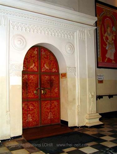 Kandy,_the_temple_of_the_holy_tooth,_DSC06618B_H600
