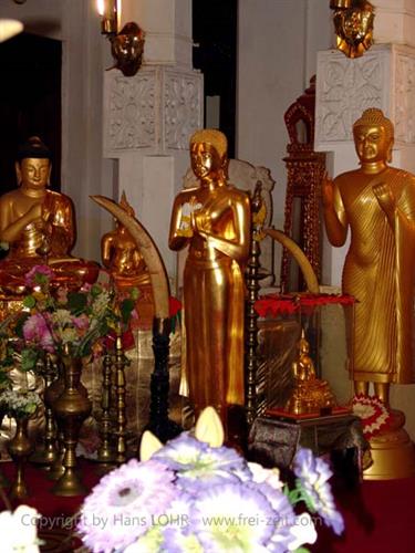 Kandy,_the_temple_of_the_holy_tooth,_DSC06625B_H600