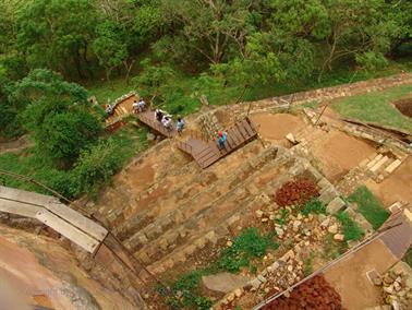 Sigirya-Rock,_Buddha_of_Aukana,_DSC06241B_H600